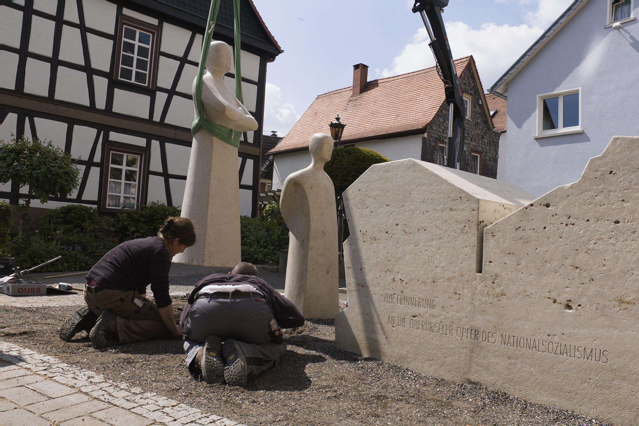 Opferdenkmal Oberursel, Aufstellung der dritten Figur